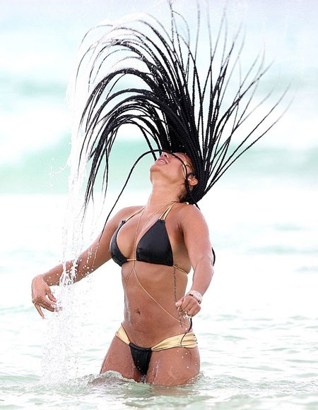 Người đẹp 39 tuổi khoe thân hình săn chắc, khỏe khoắn trong bộ bikini bé xíu.