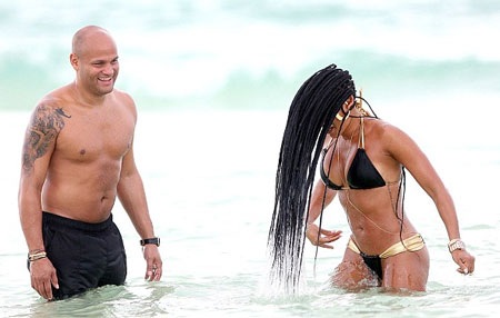 Ông xã thích thú khi ngắm nhìn Mel B tạo dáng trên biển.