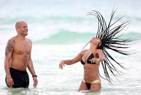 Ông xã thích thú khi ngắm nhìn Mel B tạo dáng trên biển.