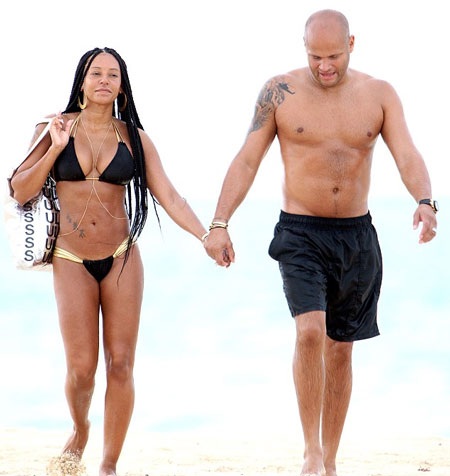 Ông xã thích thú khi ngắm nhìn Mel B tạo dáng trên biển.