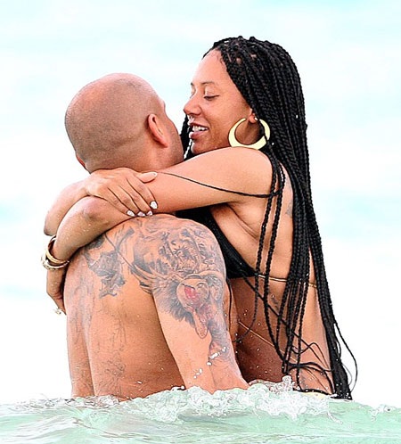 Trước khi đến với Stephen, Mel đã trải qua nhiều cuộc tình chóng vánh và không hạnh phúc.