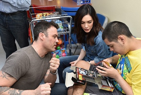 Hai vợ chồng Megan Fox đang cùng trò chuyện với một bệnh nhân.