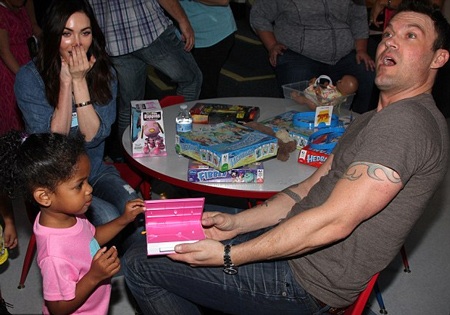 Hai vợ chồng Megan Fox đang cùng trò chuyện với một bệnh nhân.