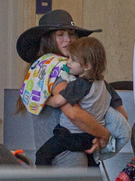 Megan Fox lọt vào ống kính của giới săn tin khi bế con trai 2 tuổi, bé Noah hồi tháng trước.