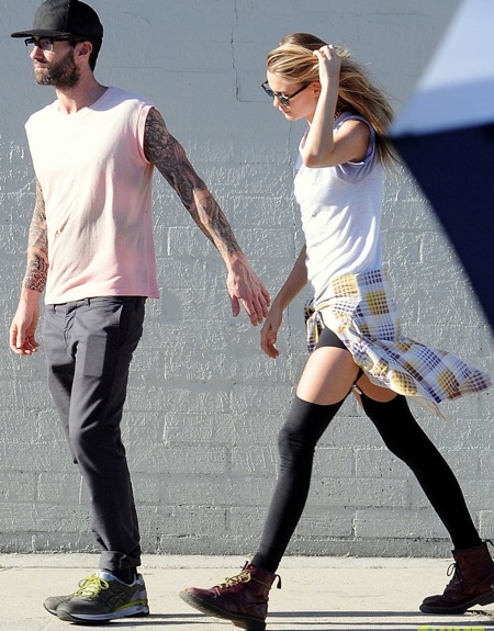 Adam thậm chí còn để vợ anh, siêu mẫu Behati, tham gia diễn xuất trong clip