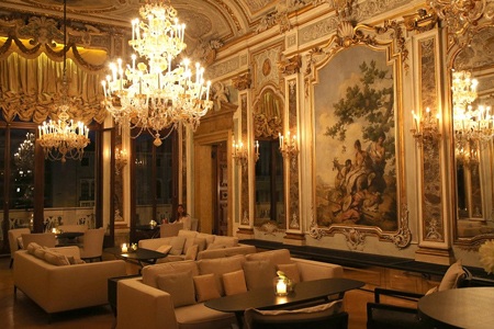 Đột nhập khách sạn như cung điện diễn ra hôn lễ của George Clooney