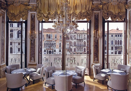 Từ các phòng trong khách sạn, bạn có thể ngắm nhìn khung cảnh 
thơ mộng của Venice