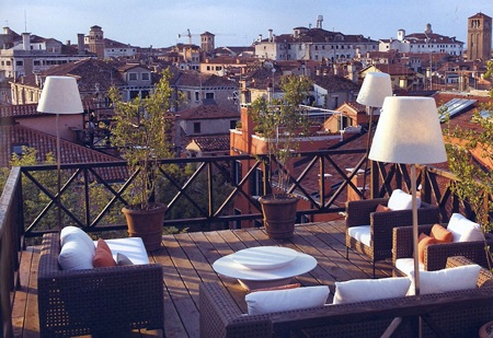 Từ ban công của khách sạn, du khách có thể thưởng thức bữa 
sáng và ngắm nhìn Venice.