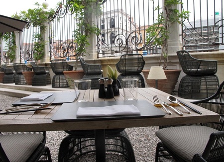 Từ ban công của khách sạn, du khách có thể thưởng thức bữa 
sáng và ngắm nhìn Venice.