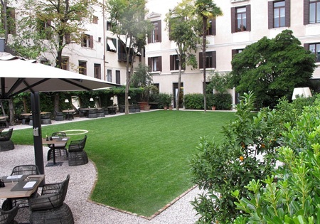 Sân vườn xanh tươi và yên tĩnh rất thích hợp cho bữa tiệc 
ngoài trời của đám cưới.