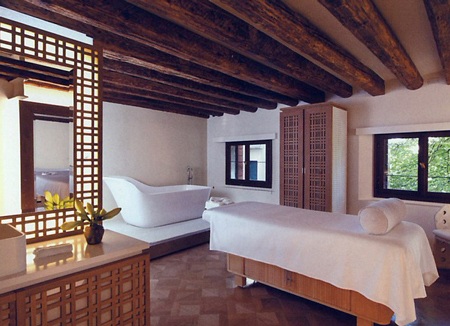 Sân vườn xanh tươi và yên tĩnh rất thích hợp cho bữa tiệc 
ngoài trời của đám cưới.