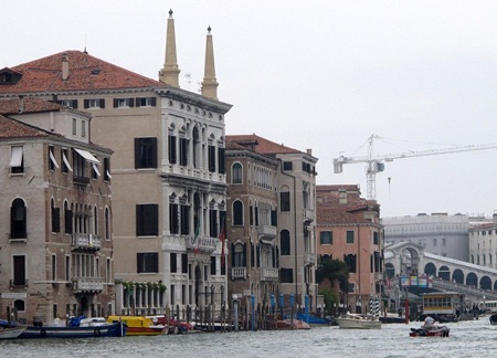 Sân vườn xanh tươi và yên tĩnh rất thích hợp cho bữa tiệc 
ngoài trời của đám cưới.