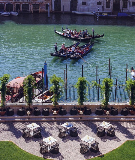 Sân vườn xanh tươi và yên tĩnh rất thích hợp cho bữa tiệc 
ngoài trời của đám cưới.