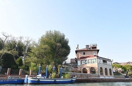 Cô dâu Amal sẽ mặc váy cưới của nhà thiết kế Alexander McQueen 
trong đám cưới.