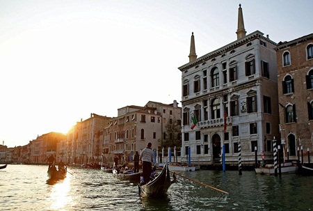 Cô dâu Amal sẽ mặc váy cưới của nhà thiết kế Alexander McQueen 
trong đám cưới.