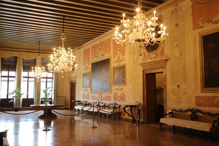 Nội thất bên trong khách sạn rất sang trọng và cổ điển.