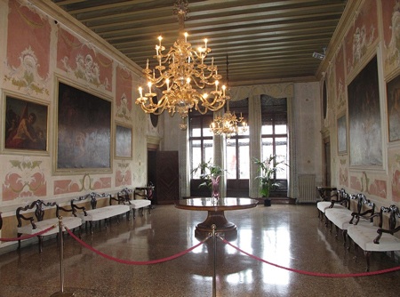 Từ các phòng trong khách sạn, bạn có thể ngắm nhìn khung cảnh 
thơ mộng của Venice