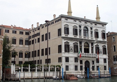 Được biết, khách tới dự đám cưới sẽ di chuyển bằng thuyền tới 
khách sạn.