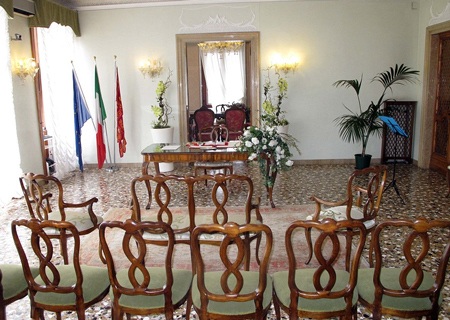 Được biết, khách tới dự đám cưới sẽ di chuyển bằng thuyền tới 
khách sạn.