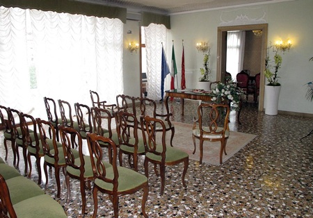 Được biết, khách tới dự đám cưới sẽ di chuyển bằng thuyền tới 
khách sạn.