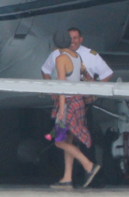 Cặp đôi vui vẻ khi trò chuyện với một người bạn ra đón họ tại sân bay. 