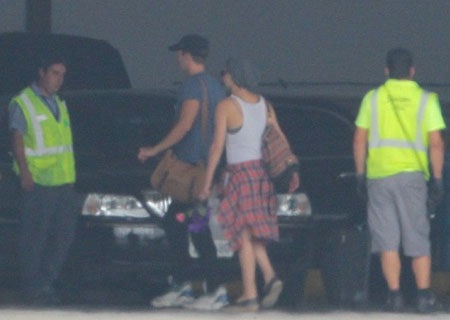 Cặp đôi vui vẻ khi trò chuyện với một người bạn ra đón họ tại sân bay. 