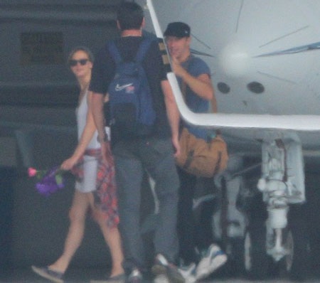 Cặp đôi vui vẻ khi trò chuyện với một người bạn ra đón họ tại sân bay. 