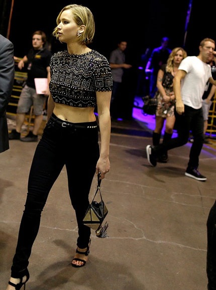 Ngày 20/9 vừa rồi, Chris Martin bị bắt gặp đi sau lưng Jennifer tại một buổi trình diễn âm nhạc.