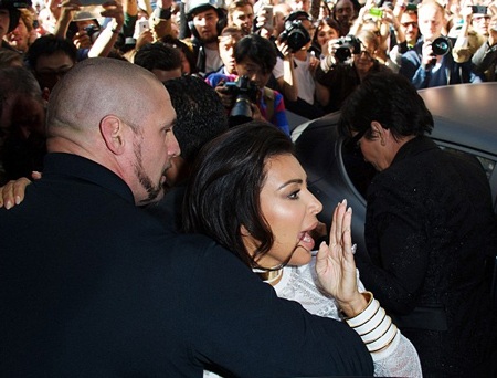 Kim gọi chồng, rapper Kanye West, đang đứng phía bên kia chiếc xe để cứu cô.