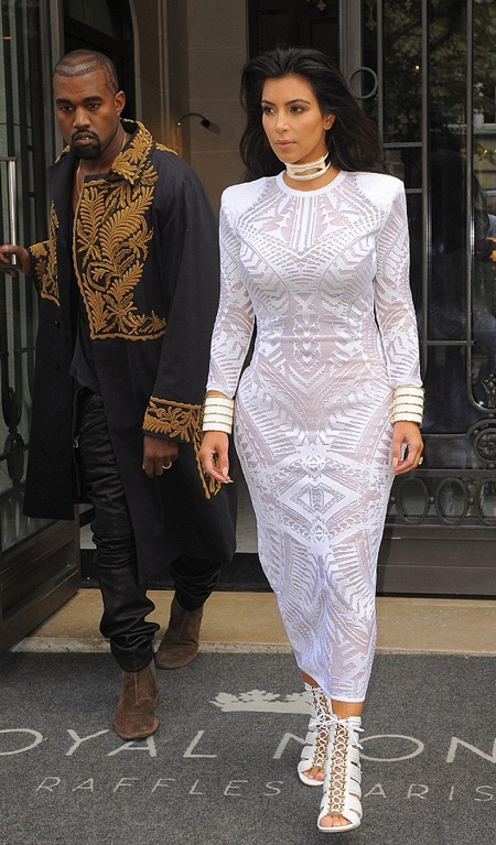 Kim và Kanye tới xem buổi trình diễn của nhãn hiệu Balmain