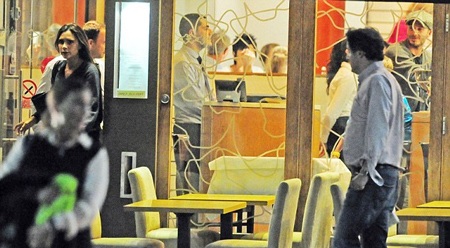 Victoria đi cùng David, và bốn đứa con.