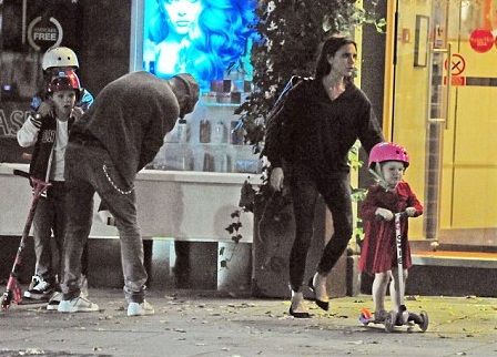 Victoria đi cùng David, và bốn đứa con.