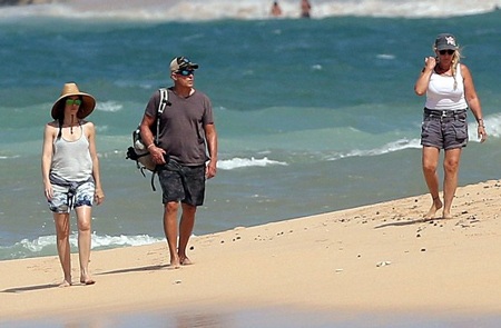 Cô dạo bãi biển cùng mọi người trong gia đình.