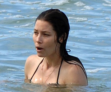 Nữ diễn viên nổi tiếng lao mình xuống nước tận hưởng khoảng thời gian thư giãn.