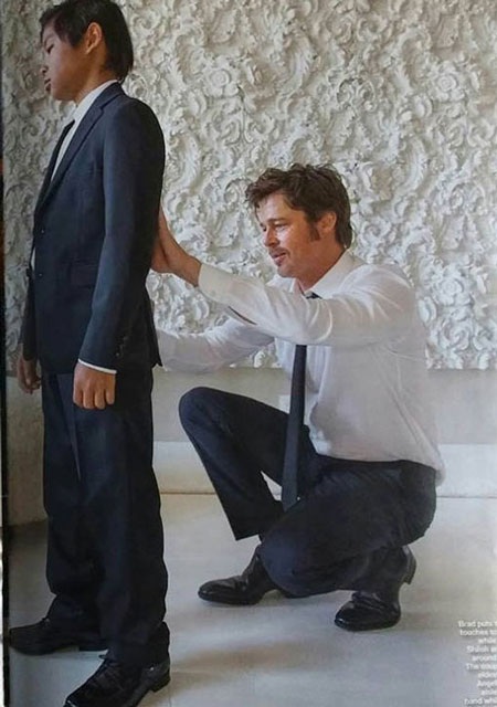 Brad Pitt đang tự tay chỉnh sửa trang phục cho cậu con nuôi Pax Thiên.