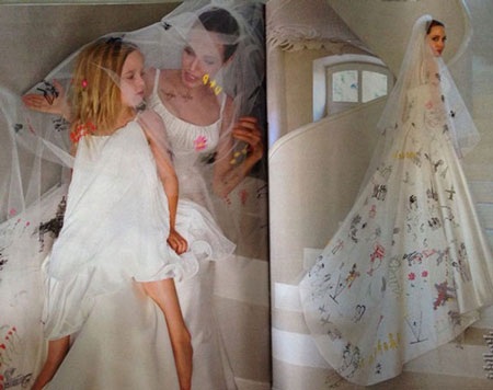 Angelina Jolie đang cưng nựng cô con gái út Vivienne.