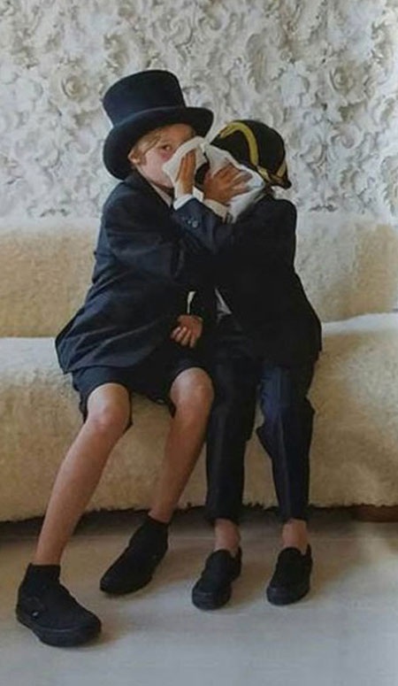 Bé gái Shiloh (trái) và cậu em Knox cùng diện vest đen trong đám cưới cha mẹ.