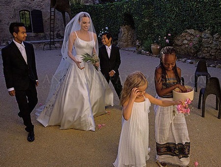 Các con Angelina Jolie tháp tùng mẹ tiến vào nhà thờ chuẩn bị làm lễ cưới