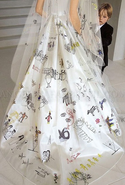 Con trai Knox nép vào người mẹ ruột