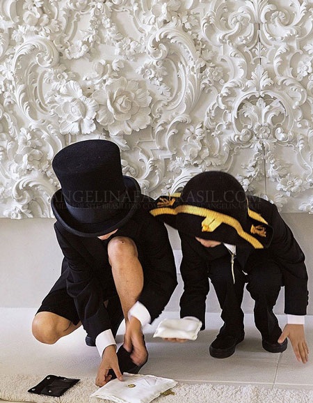 Shiloh và Knox đang xếp nhẫn cưới cho bố mẹ