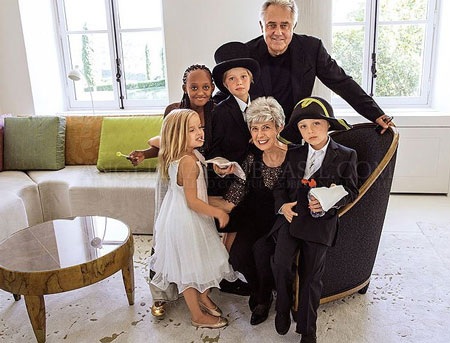 Các con Brangelina chụp ảnh bên bố mẹ Brad Pitt