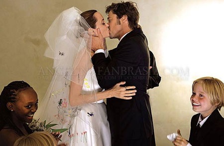 Nụ hôn ngọt ngào của cô dâu và chú rể