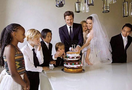 Angelina Jolie và Brad Pitt quây quần bên các con để cùng cắt bánh cưới.