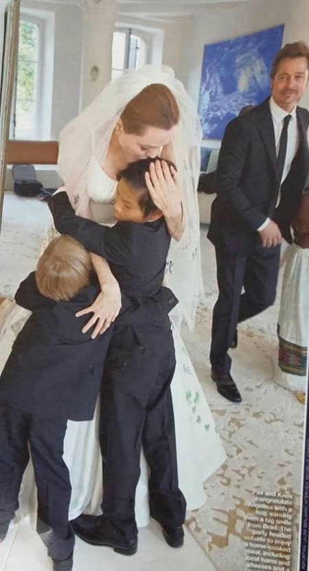 Brad Pitt và Angelina Jolie hôn nhau trong tiếng vỗ tay và reo hò của các con.