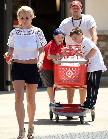 Britney Spears nhắn tin cho tình cũ sau khi "đá" bạn trai ngoại tình? - 3 Hình ảnh hạnh phúc cuối cùng của Britney Spears và David Lucado trước scandal ngoại tình.