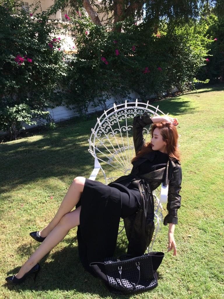 Lee Da Hae khoe dáng đẹp với một thiết kế sang trọng.