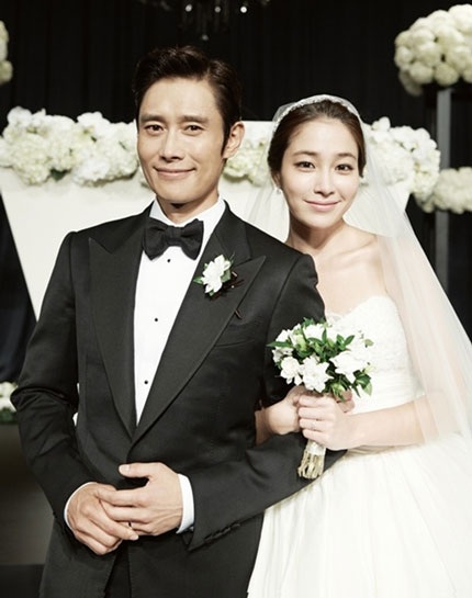 Hé lộ đoạn thoại "khiêu dâm" khiến Lee Byung Hun bị tống tiền - 2 Lee Byung Hun và vợ - nữ diễn viên Lee Min Jung