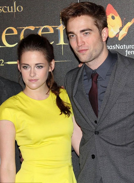 "Ma cà rồng" Robert Pattinson ra mắt bạn gái mới - 5 Robert và bạn gái cũ Kristen Stewart chia tay chính thức vào năm ngoái.