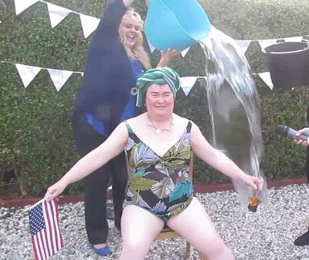 Susan Boyle thực hiện thử thách tắm nước đá gây quỹ từ thiện tại vườn nhà.