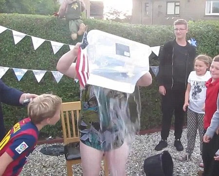 Ngôi sao 53 tuổi đổ liên tiếp 3 chậu nước đá lên người.